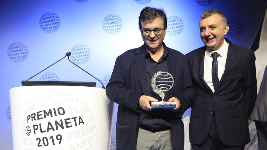 Javier Cercas (&#039;Terra Alta&#039;), con el trofeo que lo reconoce como el ganador del Premio Planeta 2019, junto a Manuel Vilas (&#039;Alegría&#039;).