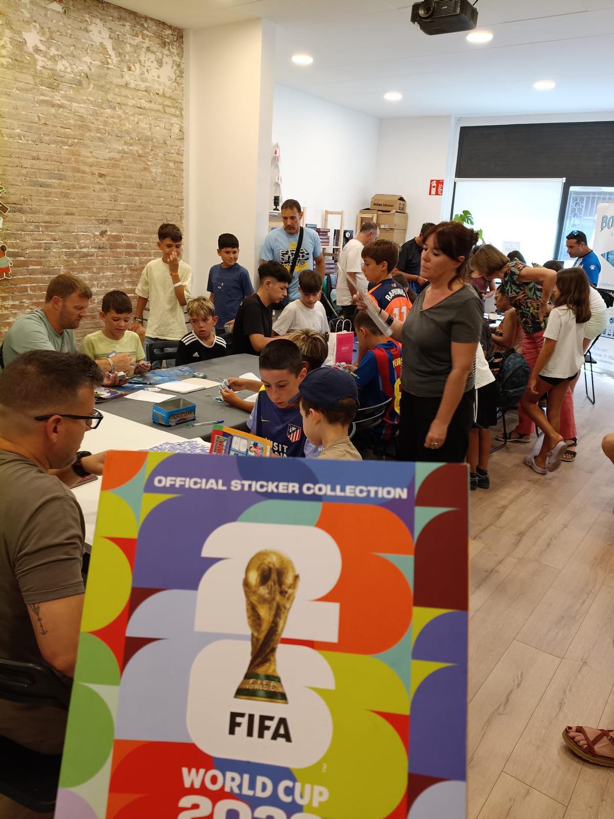 Una imatge de l'interior de la Bookman amb molts dels participants a la convocatòria d'intercanvi.