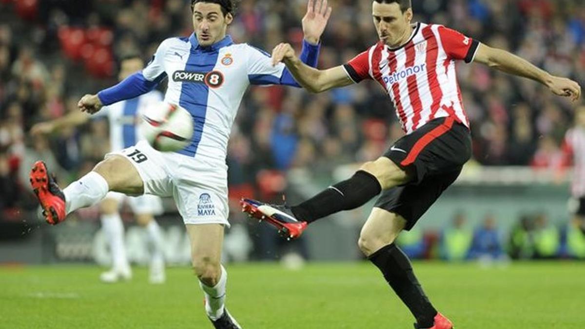 Colotto pelea un balón con Aduriz, en la ida