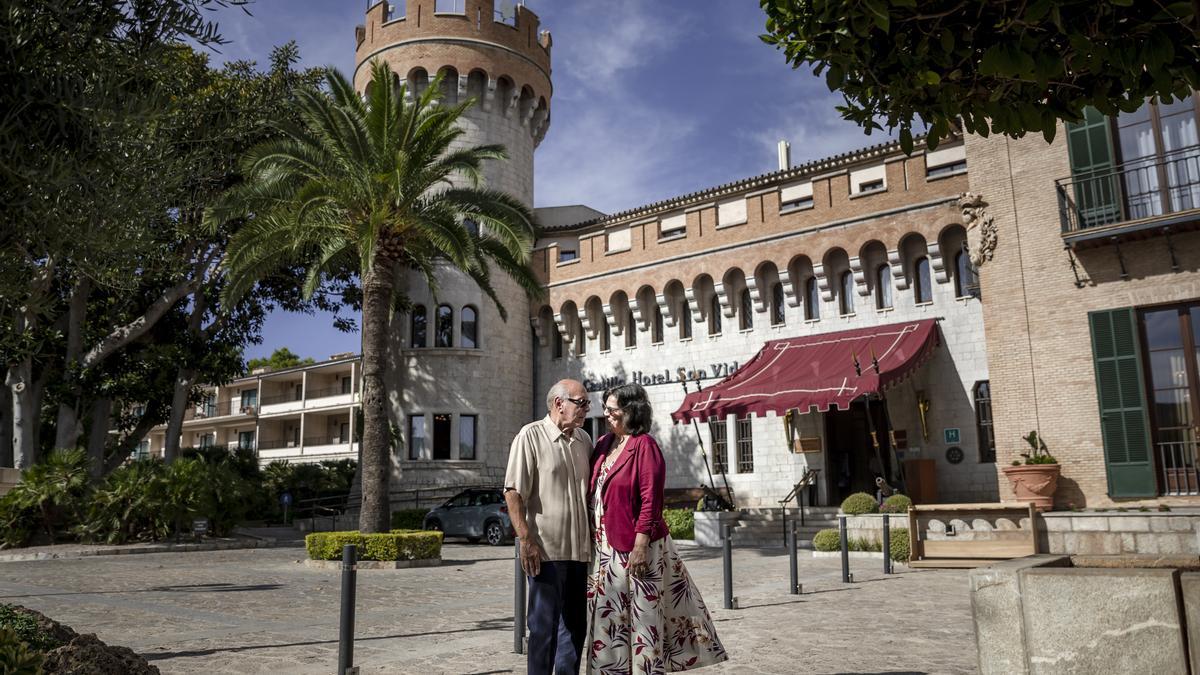 El matrimonio el pasado jueves, posando frente al hotel Son Vida, donde se han hospedado en esta ocasión..