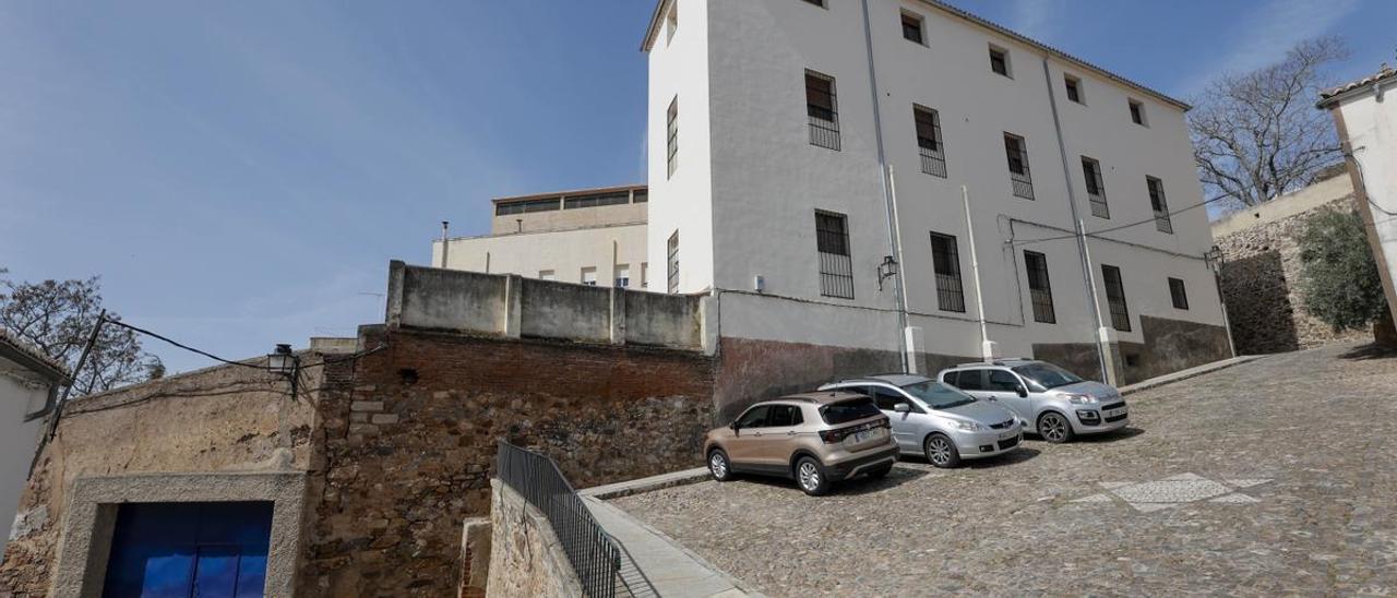 El edificio de las Trinitarias en la parte antigua.