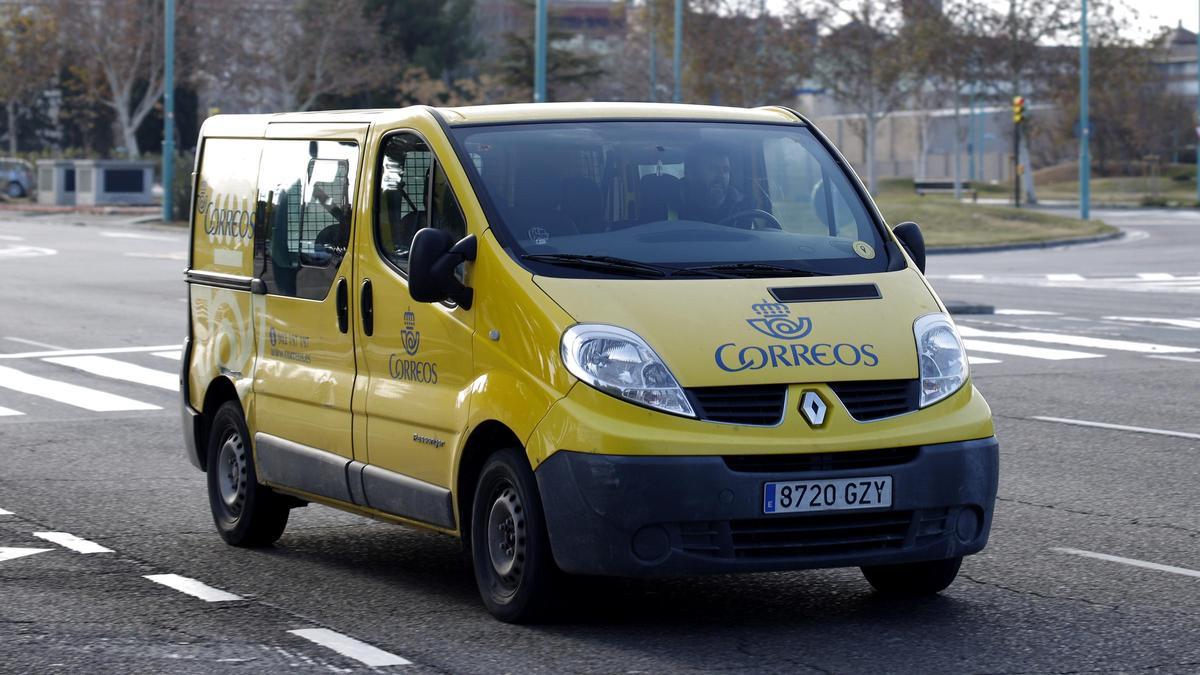 Una furgoneta de Correos, la semana pasada en Zaragoza.