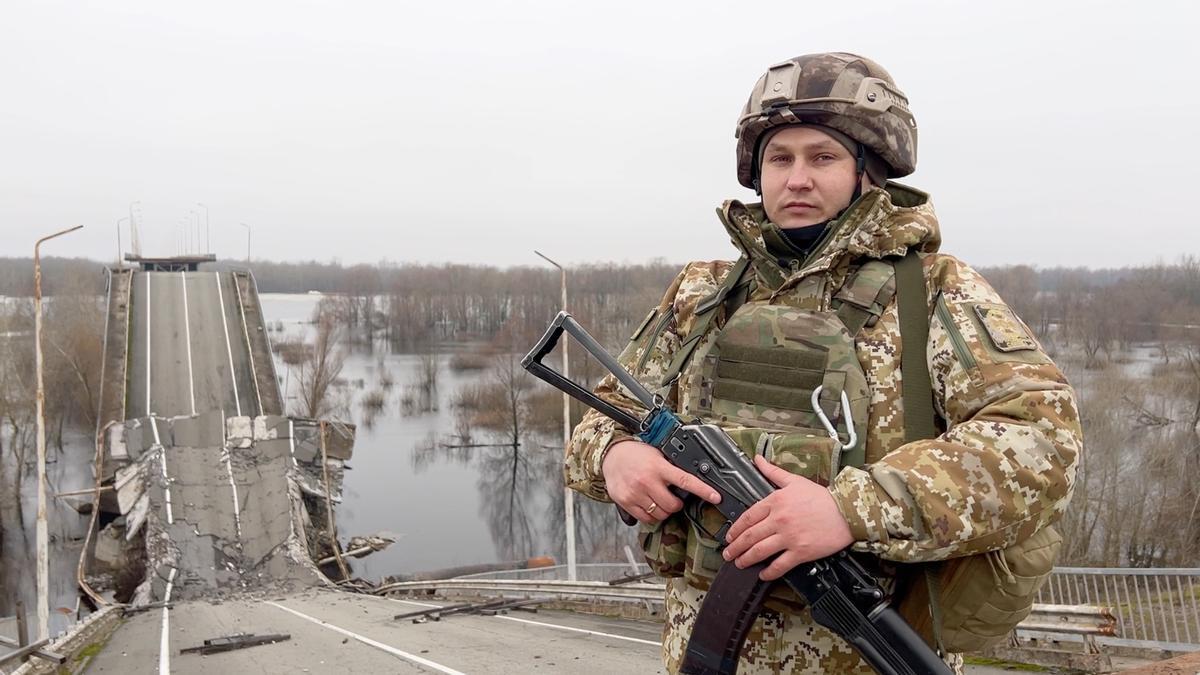 Soldados ucranianos patrullan en la militarizada frontera entre Ucrania y Bielorrusia.