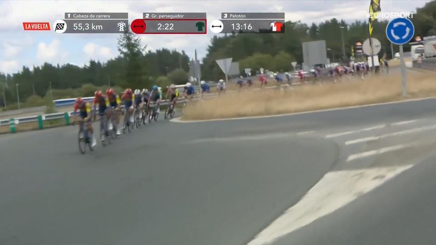 Un manifestante propalestino provoca la caída del ciclista Javier Romo en la Vuelta a España