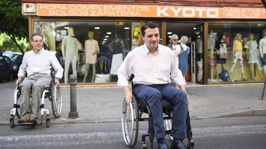 Bellido recorre una calle de Ciudad Jardín en silla de ruedas por una &quot;ciudad más inclusiva&quot;