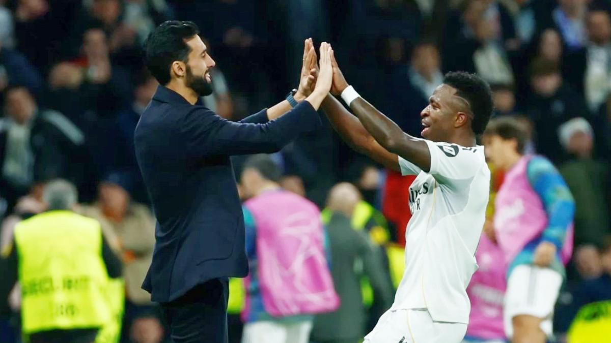 Arbeloa y Vinicius chocan las manos