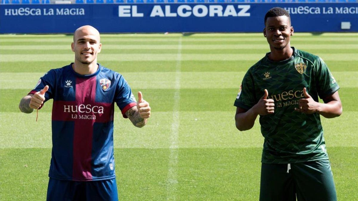 Sandro y Doumbia posan con sus nuevas camisetas.
