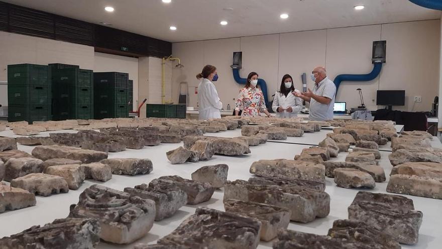 La delegada de cultura, Cristina Casanueva, visita las labores de conservación y catalogación de atauriques en el museo de Medina Azahara