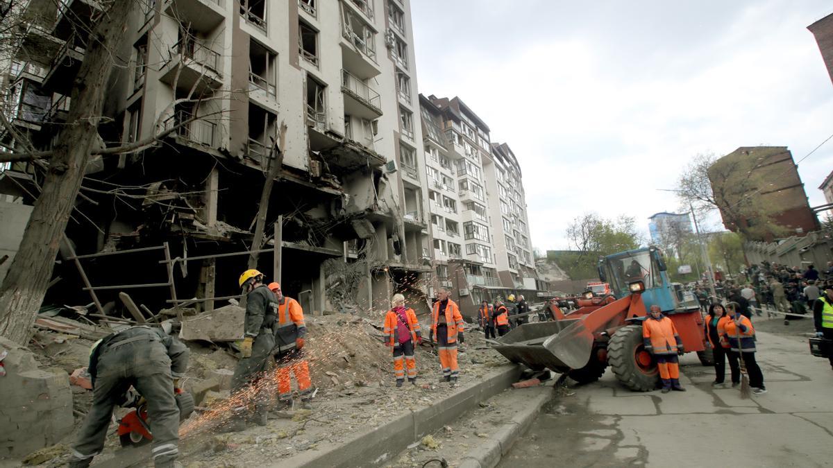 Servicios de emergencia trabajan en un edificio de viviendas dañado por un bombardeo de la topas rusas.