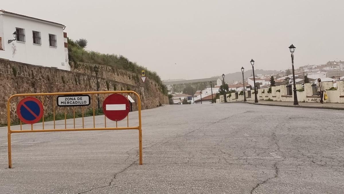 Una calle completamente vacía de puestos esta semana en Jerez de los Caballeros.