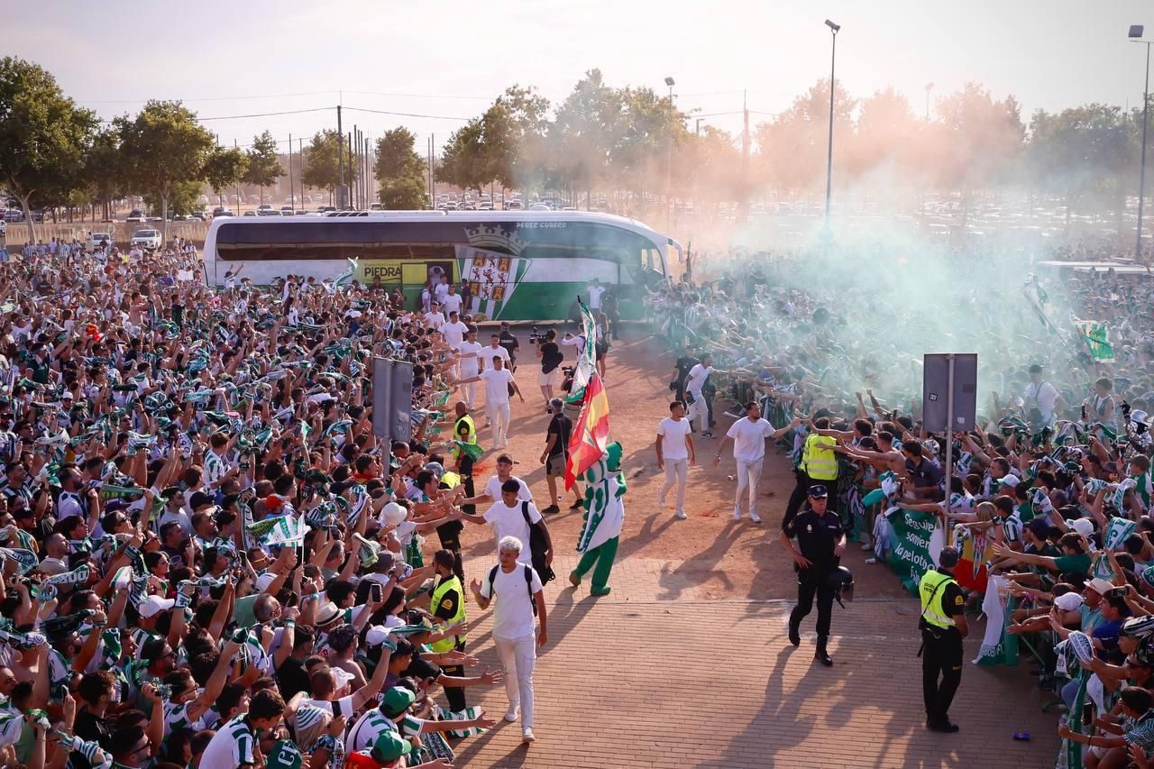 Así recibió la afición del Córdoba CF al autobús del equipo en El Arenal