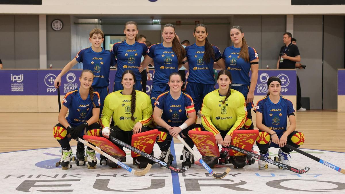 Ona Graells, a baix al centre, amb el número 9, capitana de l'equip estatal campió a Braga