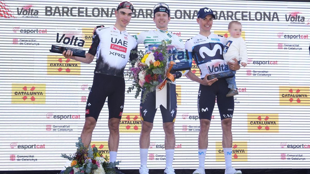 Enric Mas, con su hijo en el podio junto a Roglic y Ayuso