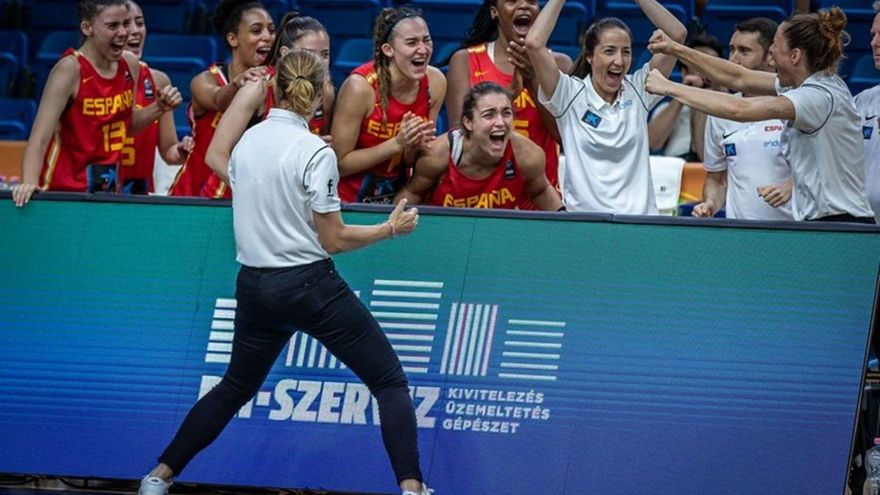 Cristina Cantero, de espaldas, celebra con sus jugadoras la clasificación para las semifinales. | // FEB