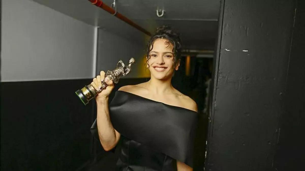 Rosalía posant amb el premi a la Compositora Internacional de l'Any
