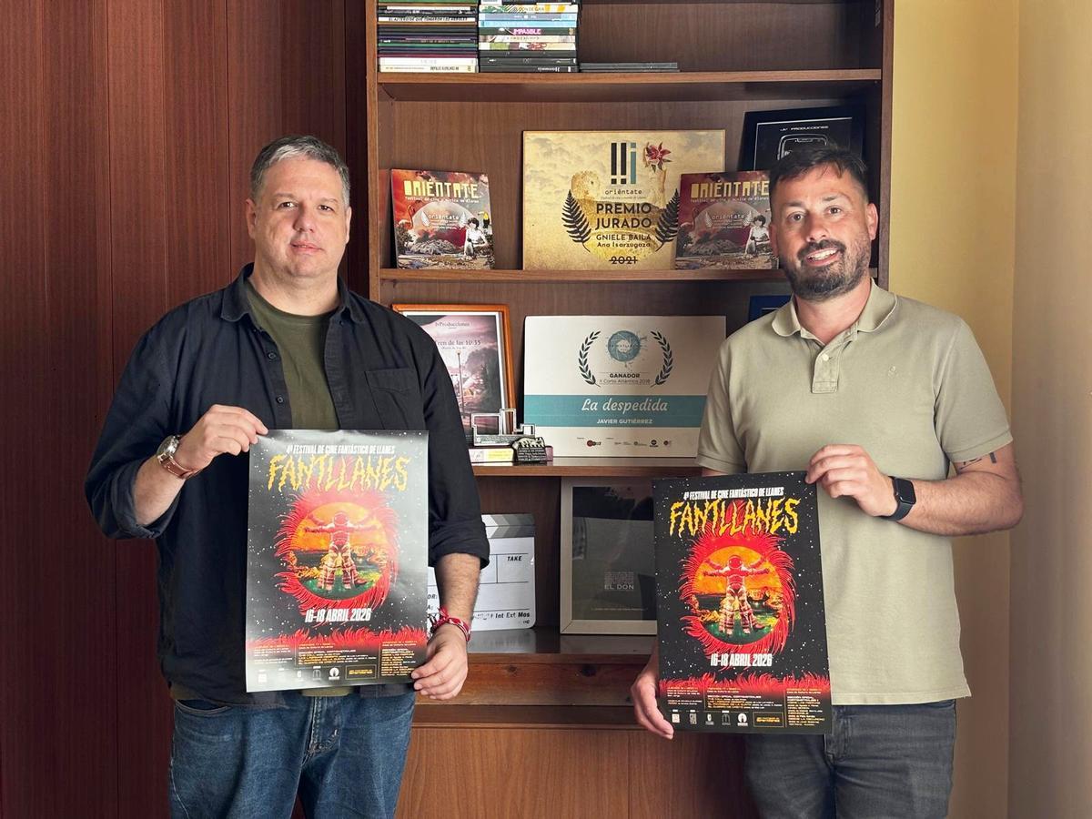 Javier Gutiérrez y Sergio Valbuena con el cartel del IV FANT Llanes