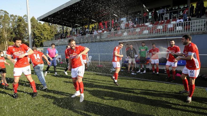 El capitán Vicente abrió las celebraciones.  |  // BERNABÉ/JAVIER LALÍN 