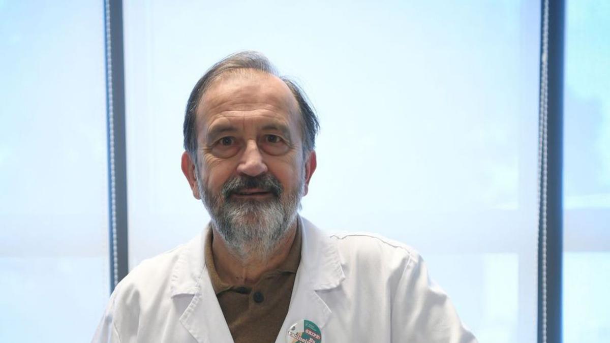 El doctor Ángel Alonso, en una imagen de archivo en el Hospital Universitario de A Coruña.  | // CARLOS PARDELLAS