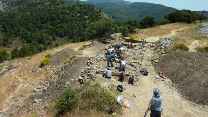 Los arqueólogos y estudiantes de la UA trabajando en la excavación del Cabeçó de Mariola.