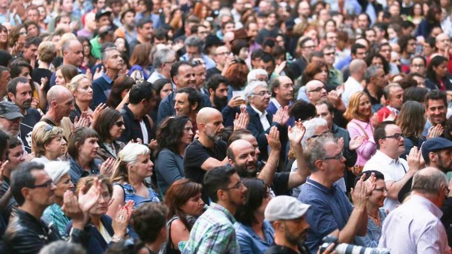 El público gijonés, disfrutando ayer durante el concierto.