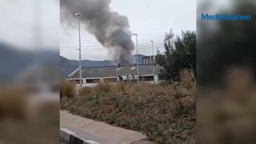 Vídeo: El humo del incendio en la Vall se ve desde la carretera