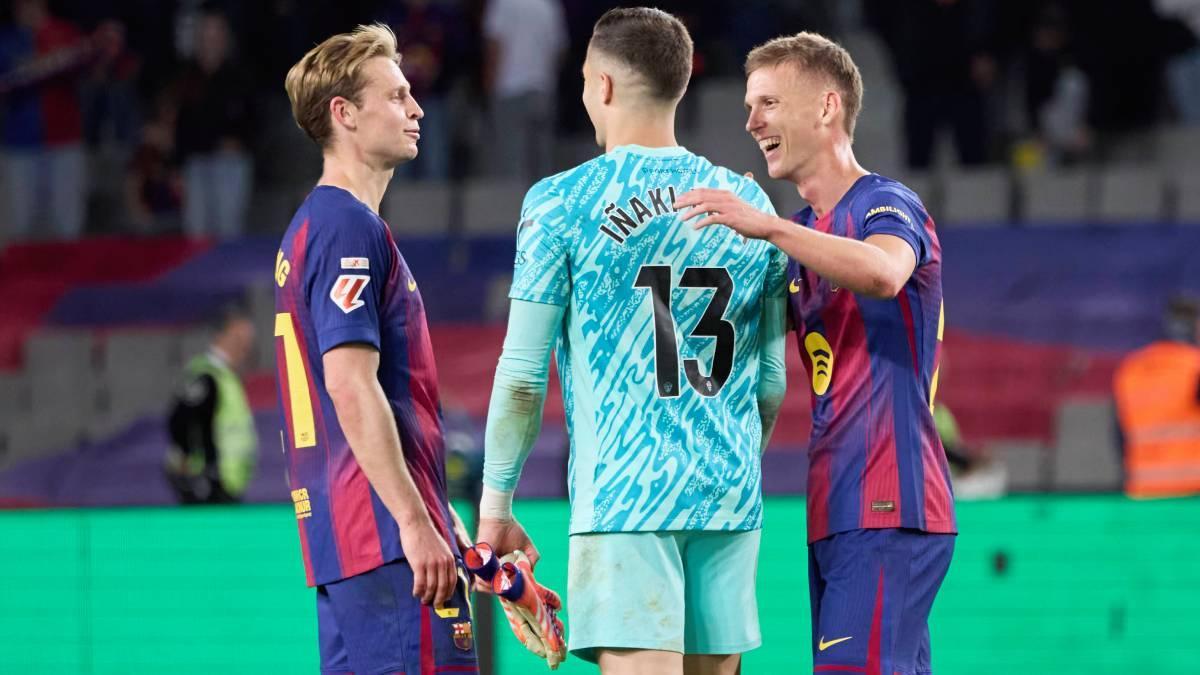 Olmo y Frenkie charlan con Iñaki Peña en el Barça-Elche