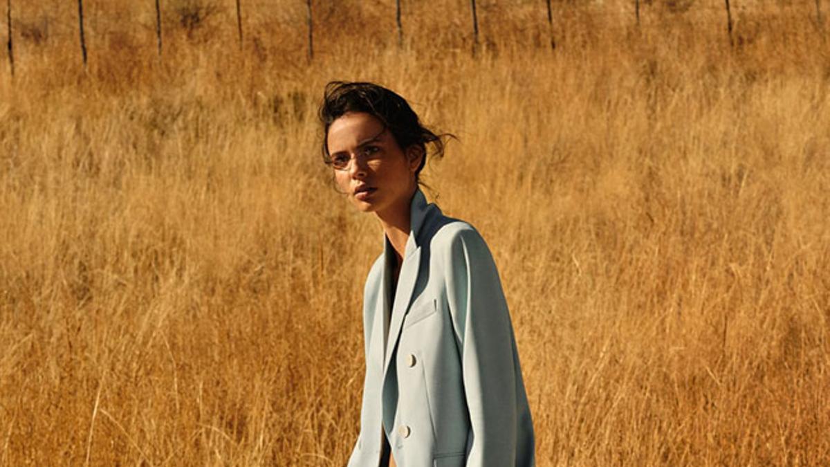 Los trajes en tonos pastel, protagonistas del editorial 'Vast Land' de Zara