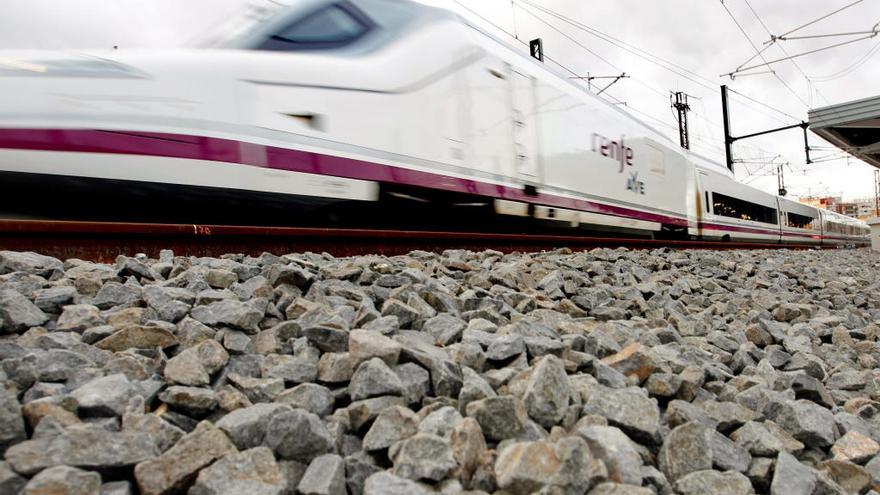 Uno de los trenes de alta velocidad que une Madrid y València.