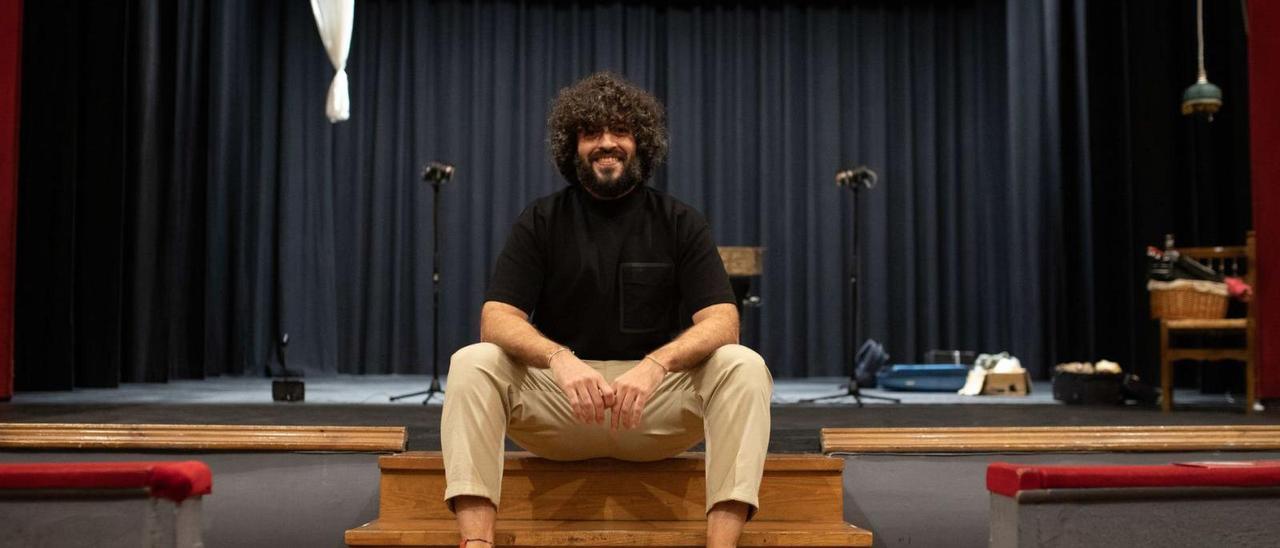 El director del Teatro Principal, José María Esbec, en el escenario del liceo.