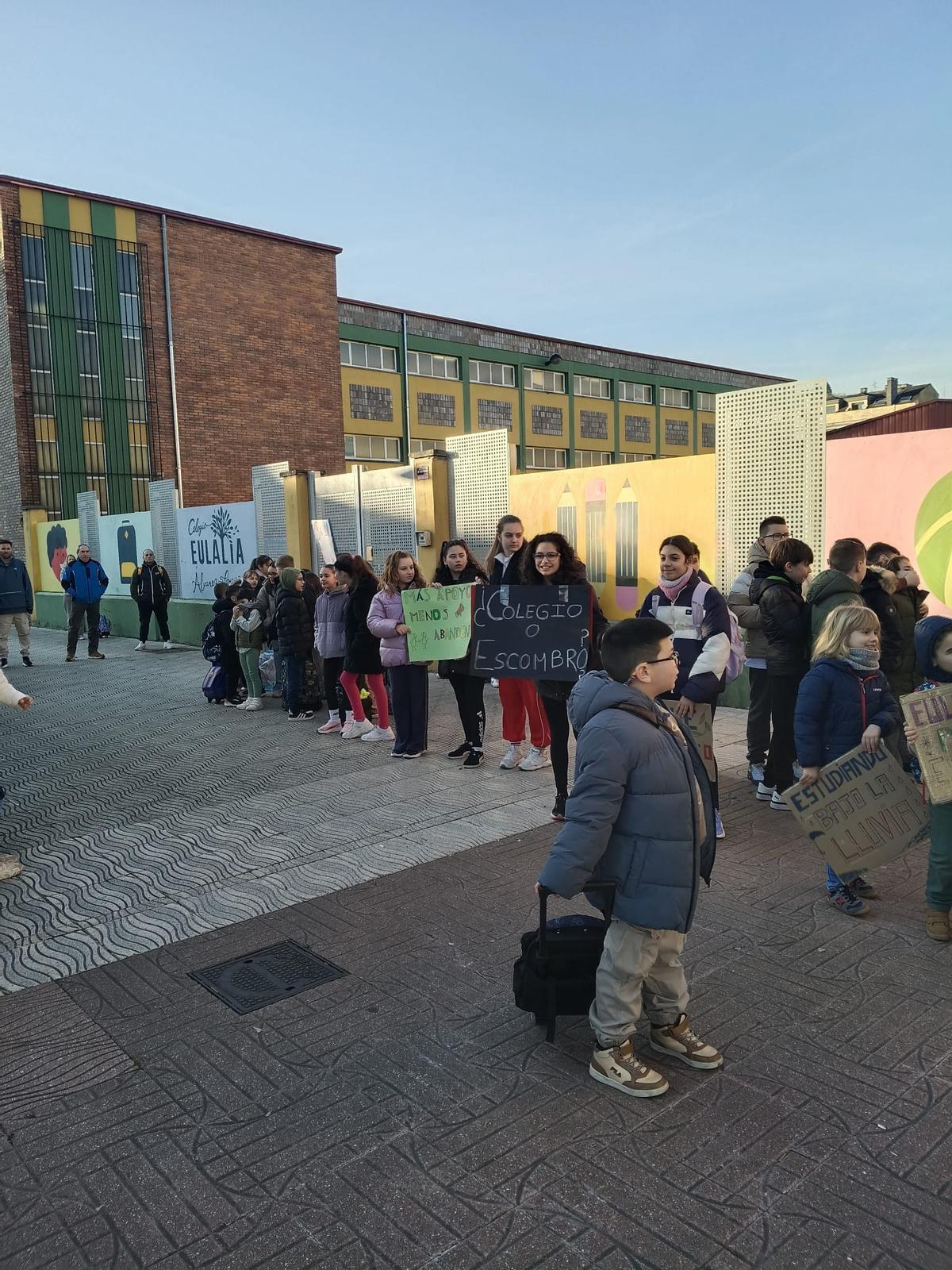 Protesta este lunes ante el colegio Eulalia Álvarez Lorenzo de La Felguera, en Langreo