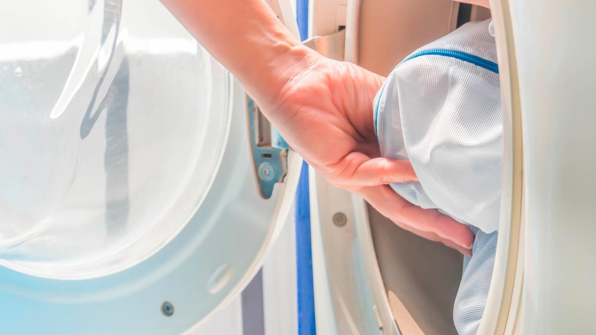 Meter bolsas en la lavadora: adiós a los problemas de ropa mezclada y perder tiempo recogiendo