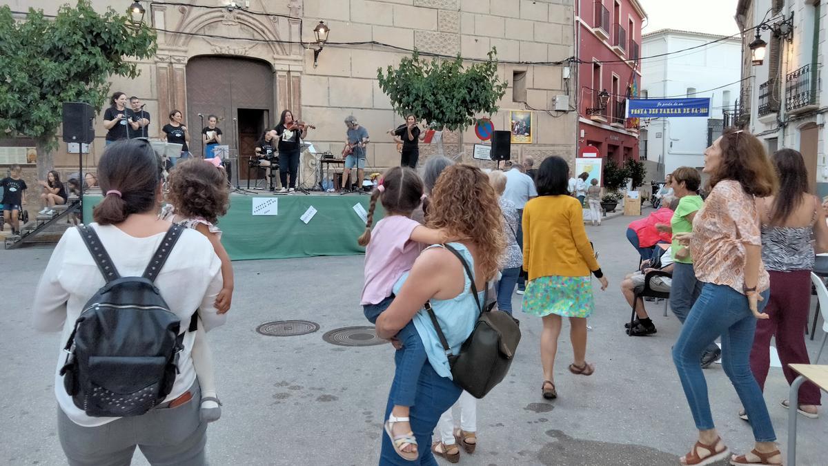 Un momento de la actuación del grupo musical Òwix, durante la Festa des Parlar de Sa en Tàrbena este sábado.