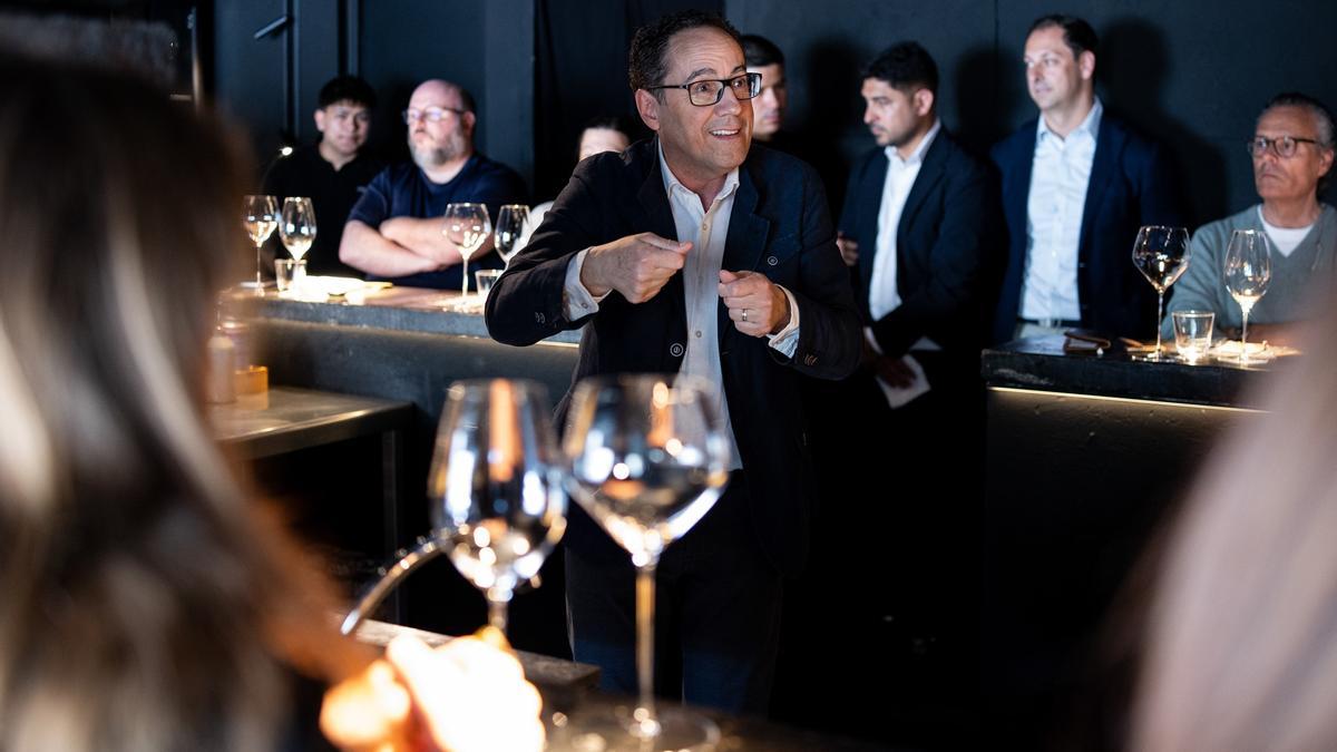 François Chartier, en el restaurante Jara, donde dio a probar sus sakes con diferentes copas de Riedel para ayudar a descubrir todos sus matices.