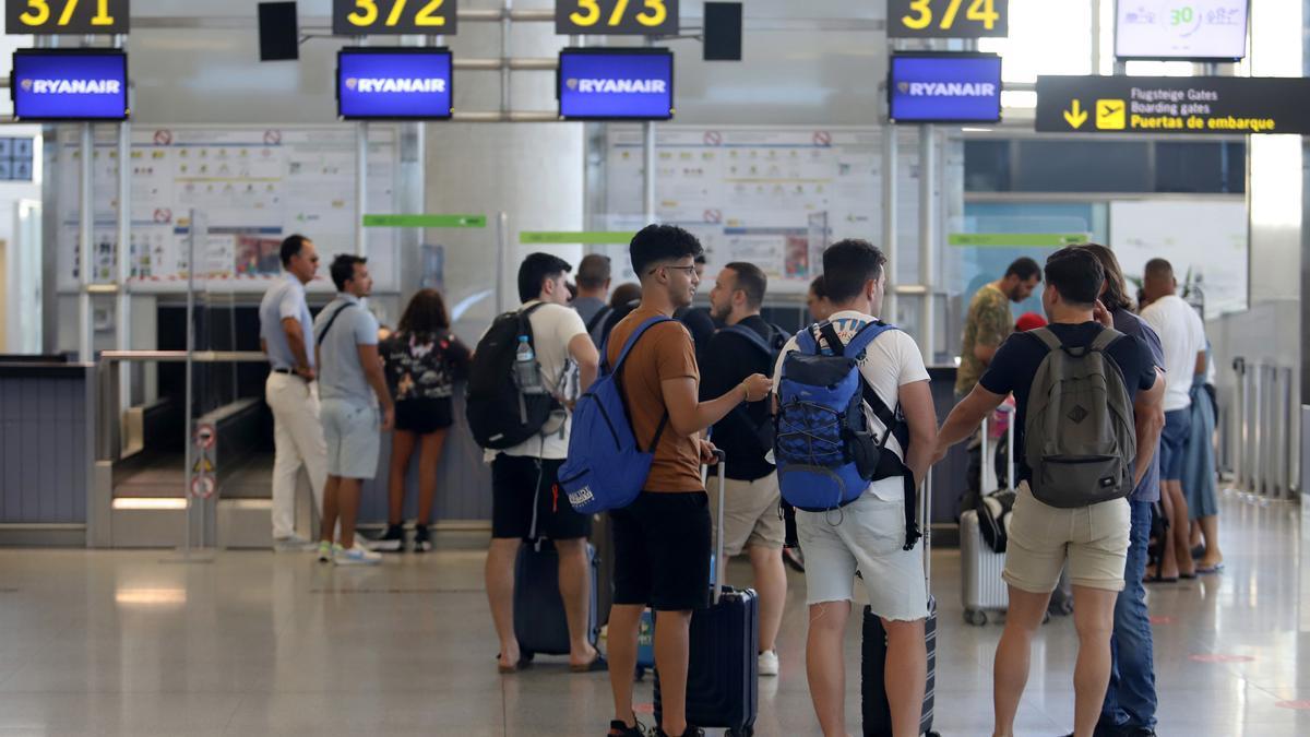 Archivo - Cientos de turistas hacen colas en los puestos de embarque de Ryanair, en el Aeropuerto Costa del Sol, a 8 de agosto de 2022 en Málaga, Andalucía.