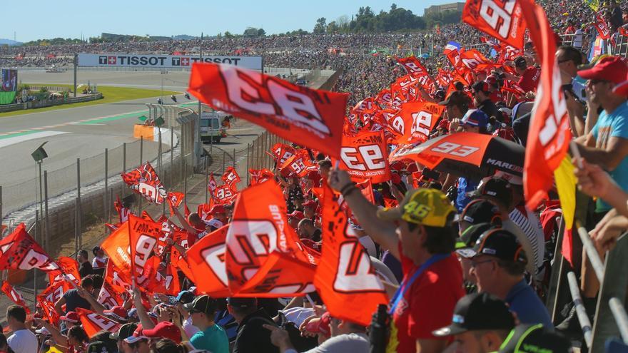 Miles de moteros toman Cheste para vivir un GP histórico