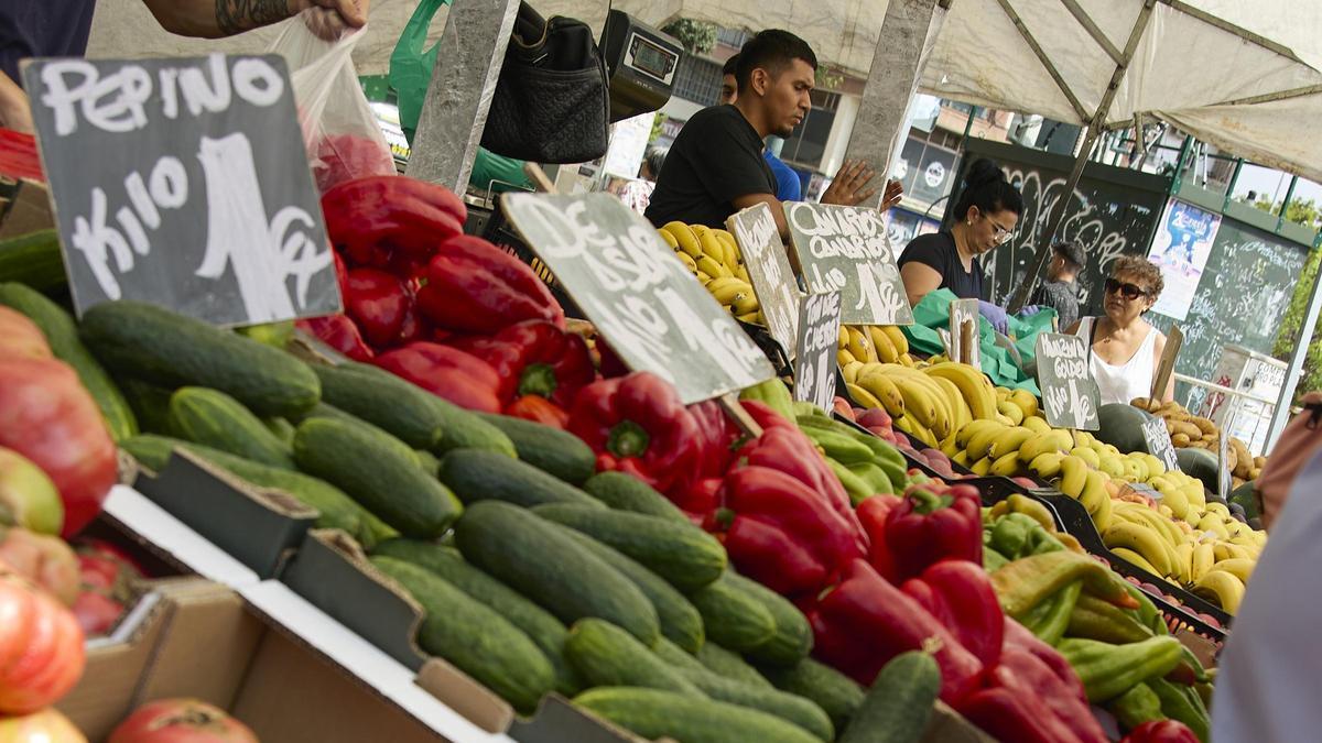 Puesto de venta de frutas en un mercado en Hellín (Albacete), en una imagen de archivo.