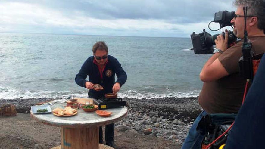 Un momento de la grabación del programa en la playa de Los Molinos. | lp / dlp