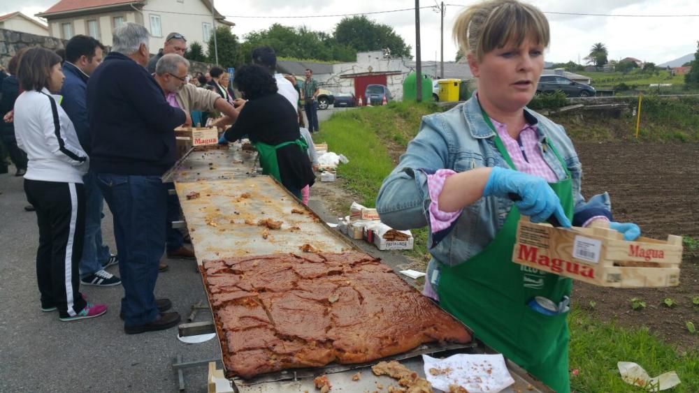 La fiesta de la localidad de Valga cumple 24 años y vuelve a servir una empanada de varios metros de longitud y diferentes sabores