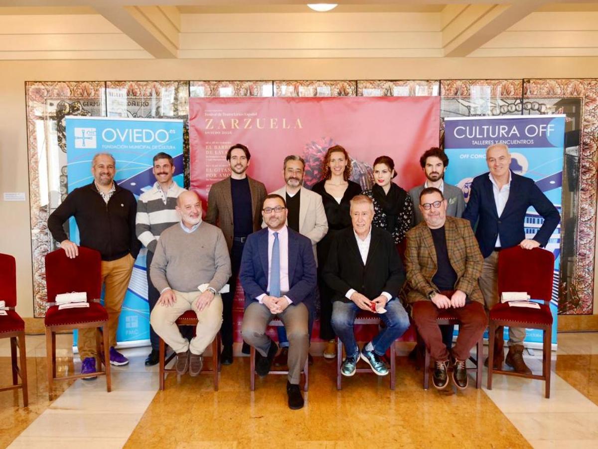 Un posado de los protagonistas durante la presentación.