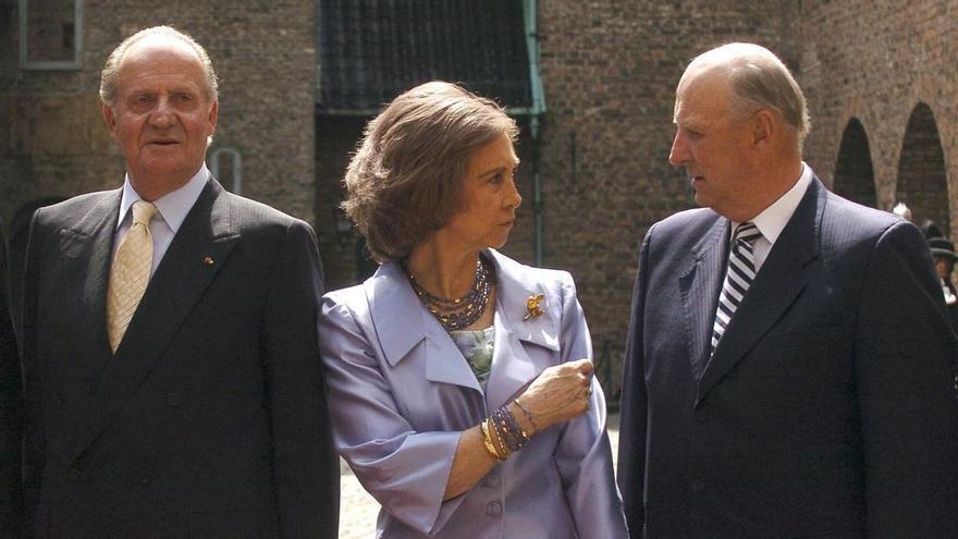 Harald V di Norvegia, il "fidanzato" di Sofía di Grecia che non arrivò all'altare, e l'amicizia con Juan Carlos nelle regate di Maiorca