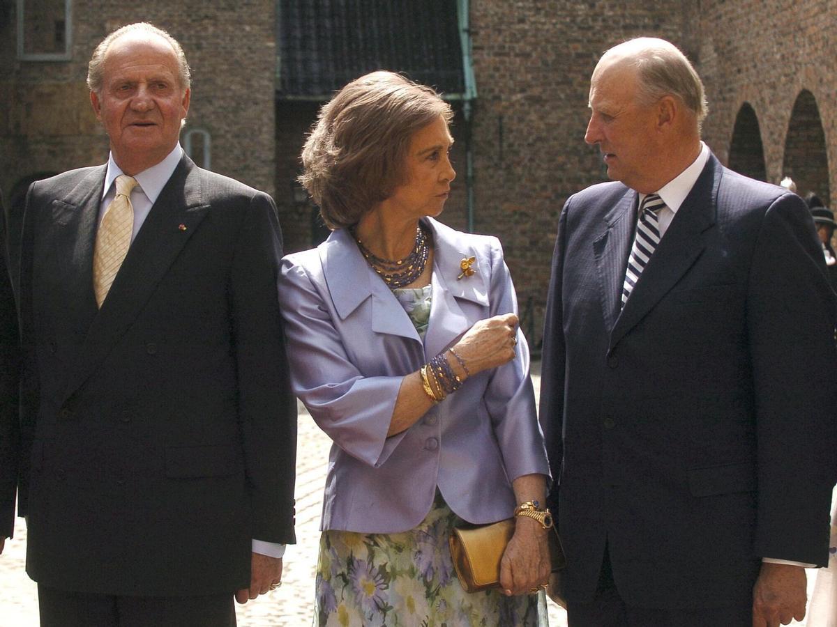 OS43 Oslo (Noruega), 7.06.06.- Los Reyes de España, Juan Carlos y Sofía y el rey Harald de Noruega, a su llegada al Castillo de Akershus para almorzar, dentro de los actos de la visita de los Reyes de España al país nórdico. EFE/Ballesteros