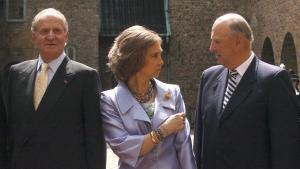 OS43 Oslo (Noruega), 7.06.06.- Los Reyes de España, Juan Carlos y Sofía y el rey Harald de Noruega, a su llegada al Castillo de Akershus para almorzar, dentro de los actos de la visita de los Reyes de España al país nórdico. EFE/Ballesteros