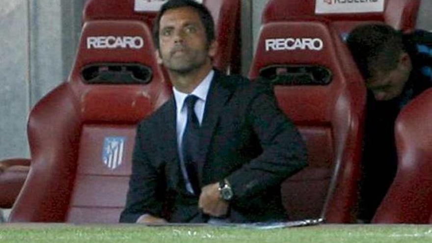 Quique Sánchez Flores, ayer, en el banquillo.