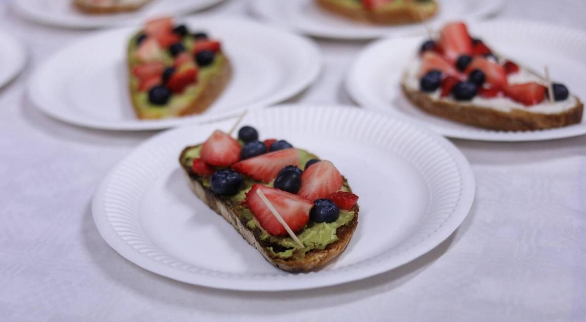 Zamora. lES María de Molina sobre un proyecto de nutrición y deporte. Los alumnos elaboran tapas saludables para los profesores.