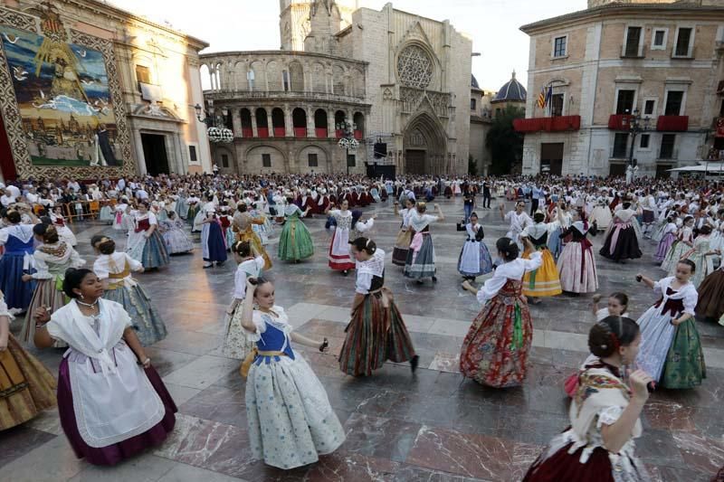 Dansà infantil en la plaza de la Virgen