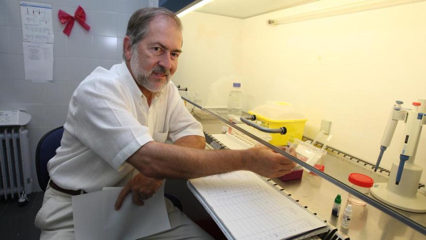 El doctor Manuel Segovia, en el laboratorio de microbiología de la Arrixaca