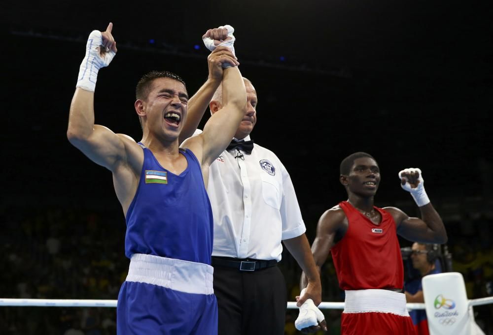 Hasanboy Dusmatov de Uzbekistan celebra la victoria sobre Yuberjen Martinez Rivas de Colombia.