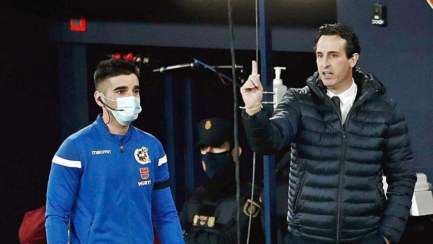 Emery imparte instrucciones en el Osasuna-Villarreal. | EFE/JESÚS DIGES