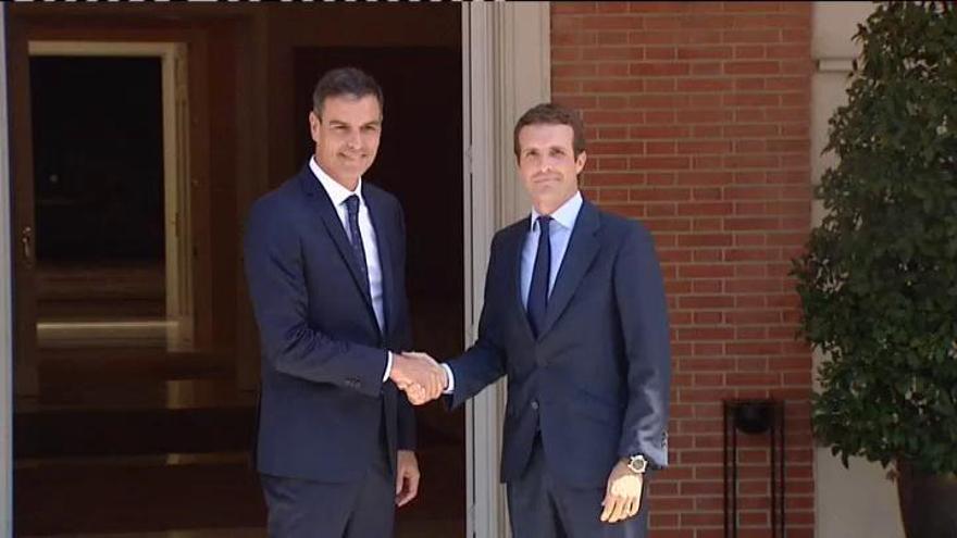 Sánchez recibe a Casado en La Moncloa por primera vez