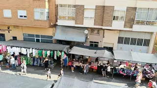 Nueva denuncia vecinal por "descontrol y falta de sanciones" en el mercadillo de la ropa de Benavente